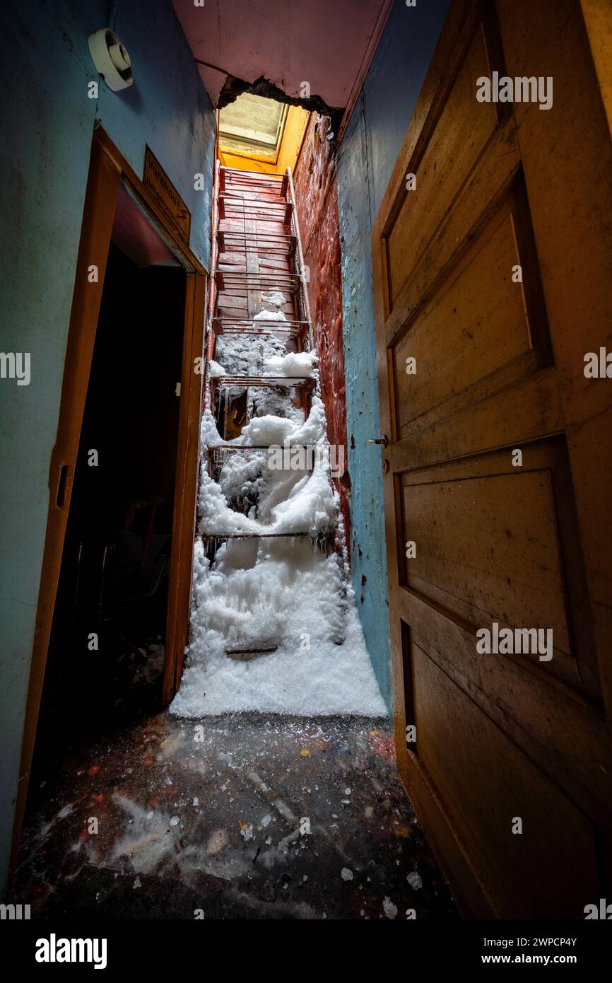 À l'intérieur d'une vieille tour de contrôle de tir sur l'île de Pirttisaari, Porvoo, Finlande Banque D'Images