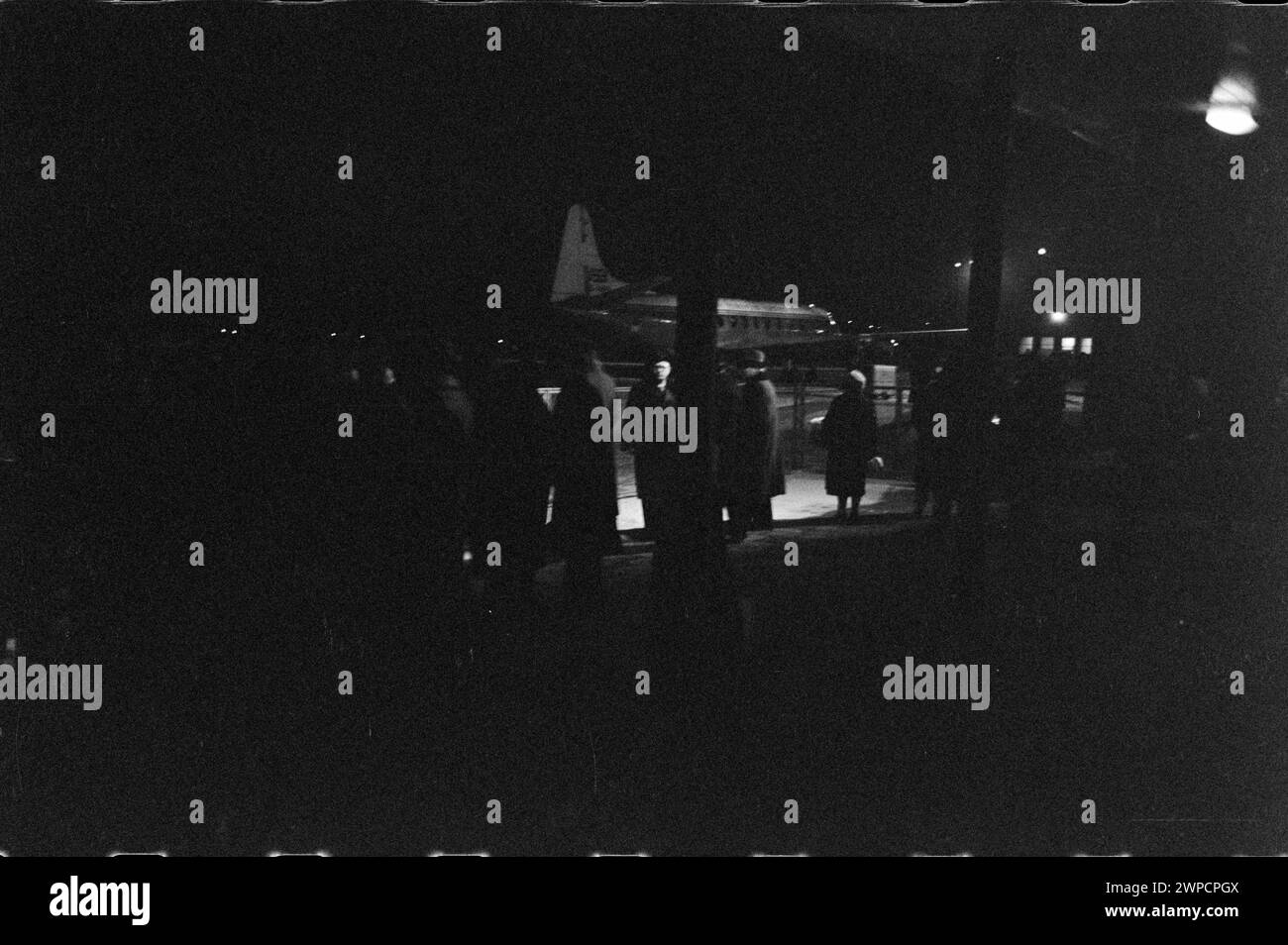 Photographie représentant des avions stationnés à l'aéroport de Varsovie, montrant des avions sur l'aire de trafic, les installations aéroportuaires et les opérations aériennes en 1959. Banque D'Images