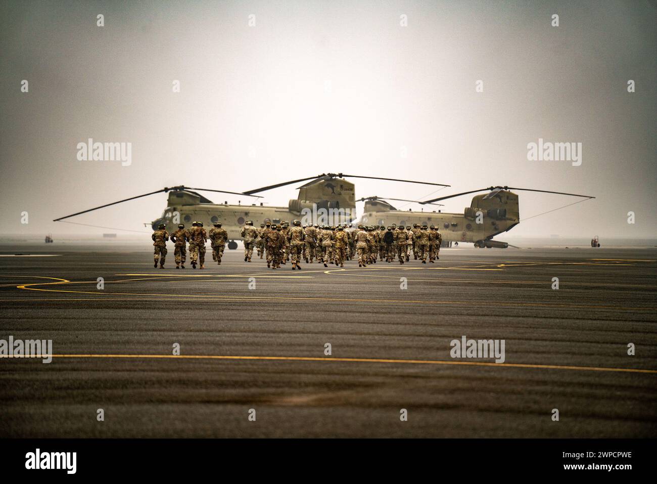 Koweït. 18 février 2024. Les élèves d'Air Assualt se familiarisent avec les aéronefs à voilure tournante, 14 février 2024. Les étudiants ont eu l'occasion d'étudier et d'examiner les UH-60, CH-47 et AH-64 qui étaient exposés comme une courtoisie de la 82nd Airborne Division combat Aviation Brigade. (Image de crédit : © Vincent Levelev/U.S. Army/ZUMA Press Wire) USAGE ÉDITORIAL UNIQUEMENT ! Non destiné à UN USAGE commercial ! Banque D'Images