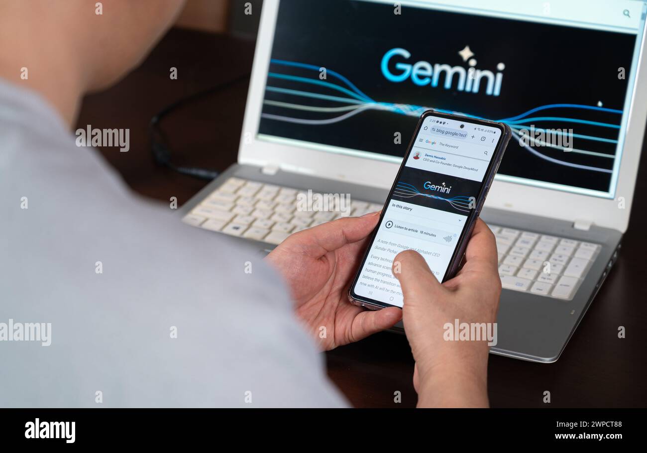 Séoul, Corée du Sud - 6 mars 2024 : Un homme utilisant le service Google Geminai. Banque D'Images