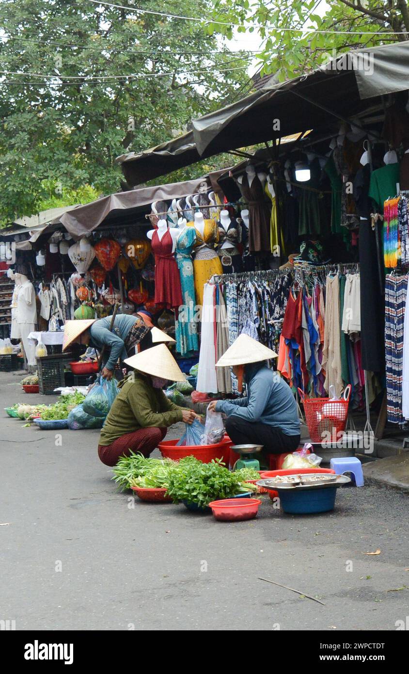 Vendeurs de légumes au marché central de Hoi an, Vietnam. Banque D'Images