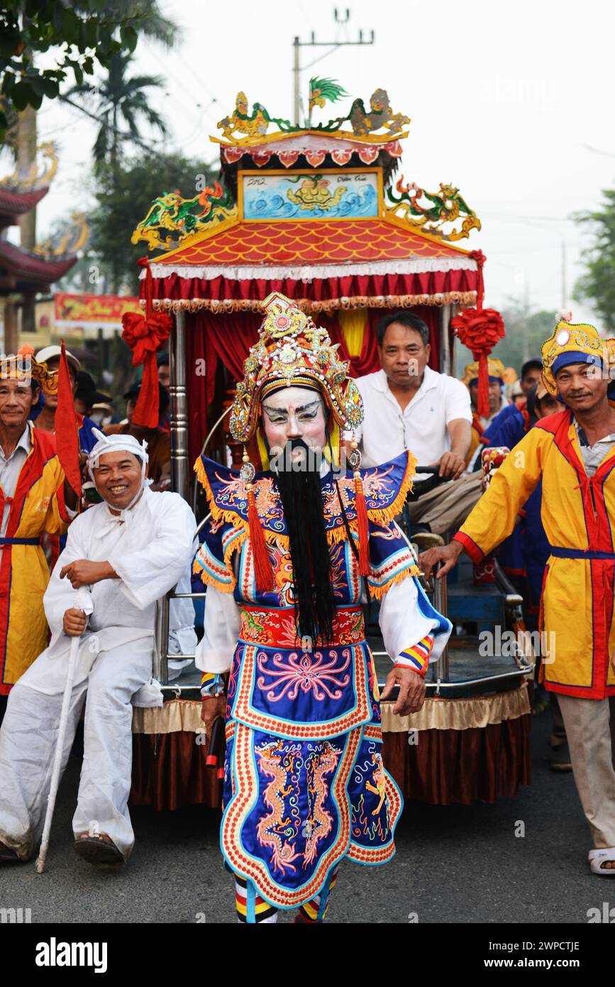 Funérailles vietnamiennes traditionnelles dans la province de Quảng Nam, au Vietnam. Banque D'Images