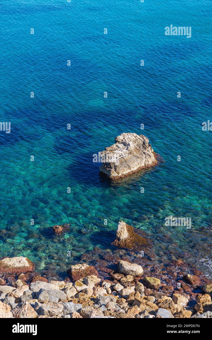 Vue surélevée sur la mer avec turquoise et eau propre et quelques rochers Banque D'Images