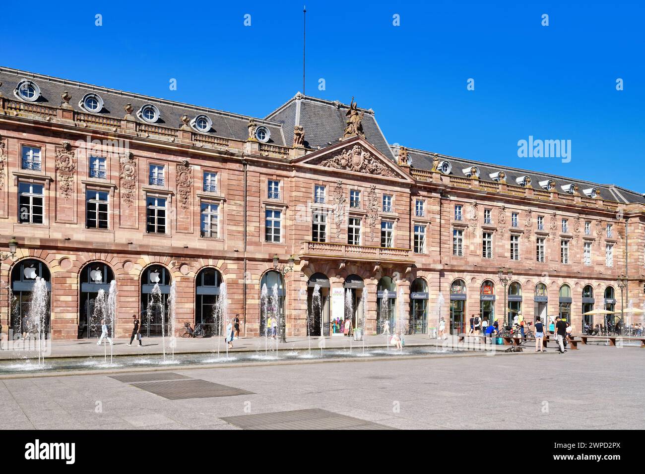 Strasbourg, France - 5 septembre 2023 : Grand centre commercial dans un bâtiment historique sur la place 'place Kléber' Banque D'Images