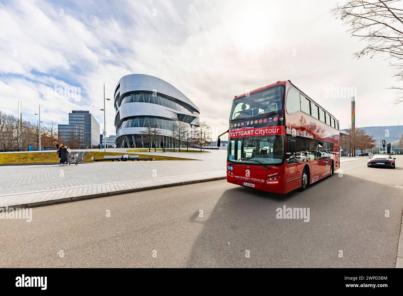 Stuttgrt Citytour. Stadtrundfahrt im roten Doppeldecker. Stadtansicht Stuttgart vor dem Mercedes Museum und der Mercedes Benz Welt à Bad Canntstatt. // 03.2024 : Stuttgart, Baden-Württemberg, Deutschland, Europa *** visite de la ville de Stuttgrt dans un double étage rouge vue de la ville de Stuttgart devant le Musée Mercedes et le Mercedes Benz World à Bad Canntstatt 03 03 2024 Stuttgart, Baden Württemberg, Allemagne, Europe Banque D'Images