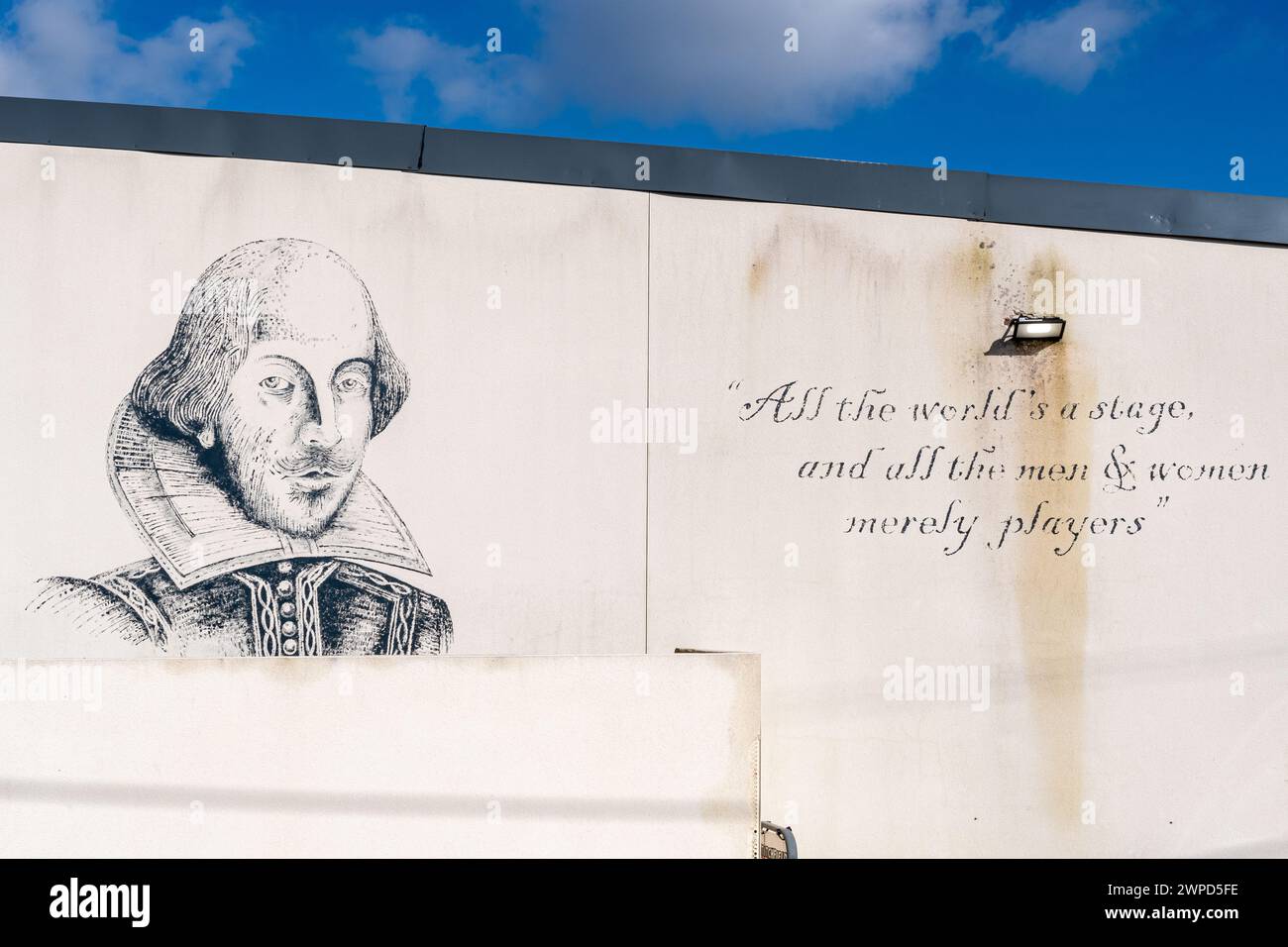 Portrait de William Shakespeare et citation célèbre sur le mur du Titchfield Festival Theatre à Titchfield, Hampshire, Angleterre, Royaume-Uni Banque D'Images