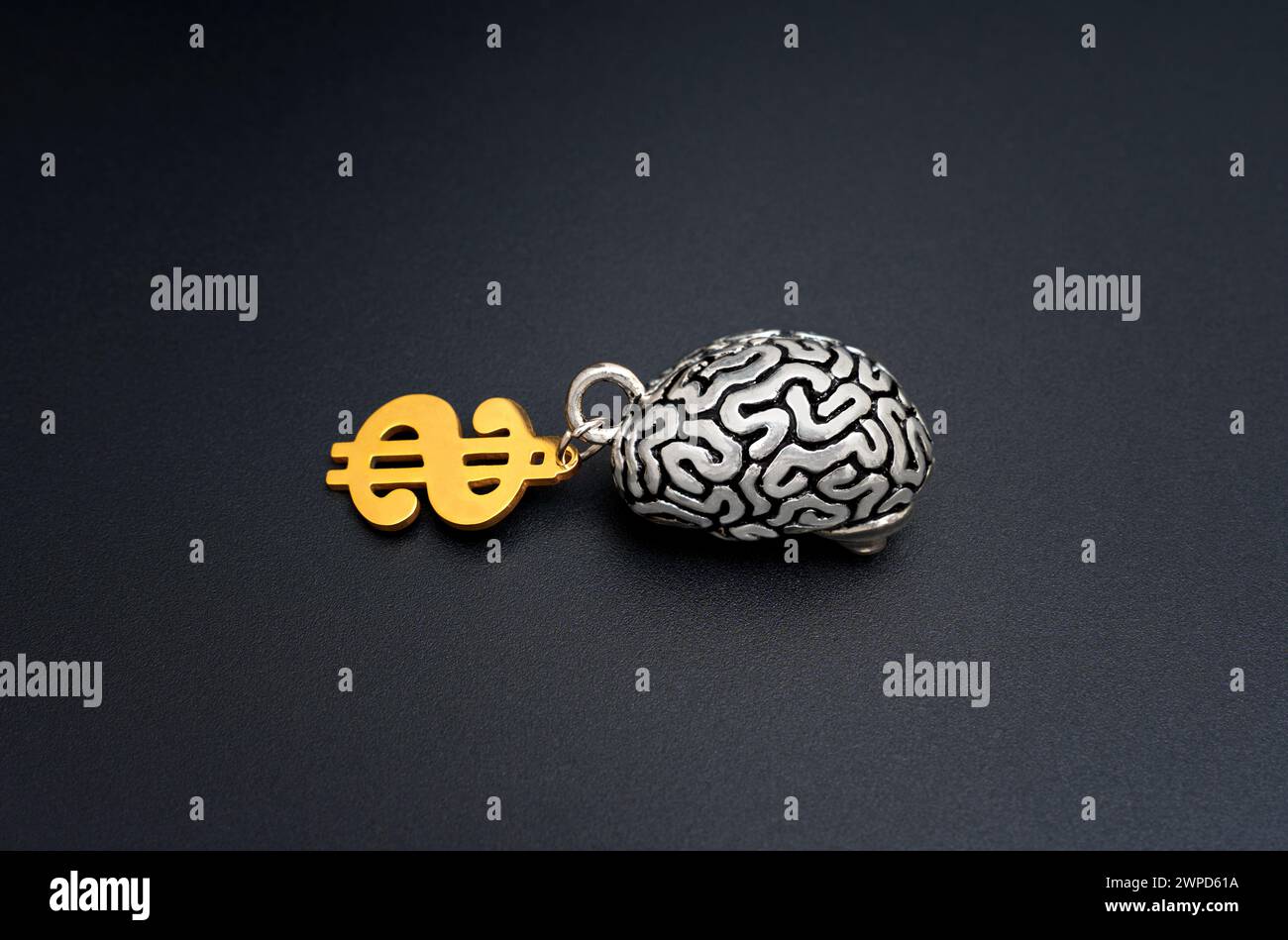 Modèle en acier du cerveau humain orné d'un symbole de dollar d'or isolé fond noir. Intellect, prospérité et concept lié à la richesse. Banque D'Images