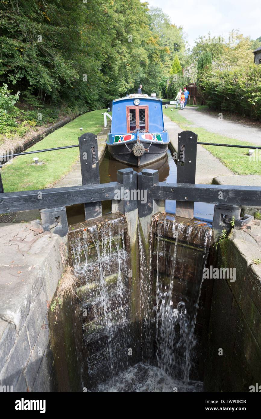 Royaume-uni, West Yorkshire, canal bateaux sur le canal étroit près de Huddersfield. Uppermill Banque D'Images