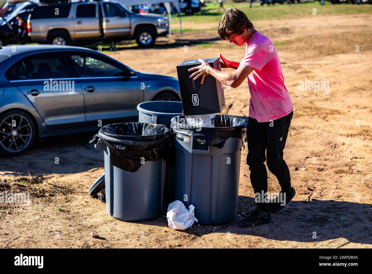 Un homme trie les déchets dans trois bacs de recyclage lors d'un événement à Burnet, aux États-Unis Banque D'Images Un homme trie les déchets dans trois bacs de recyclage lors d'un événement à Burnet, aux États-Unis Banque D'Images