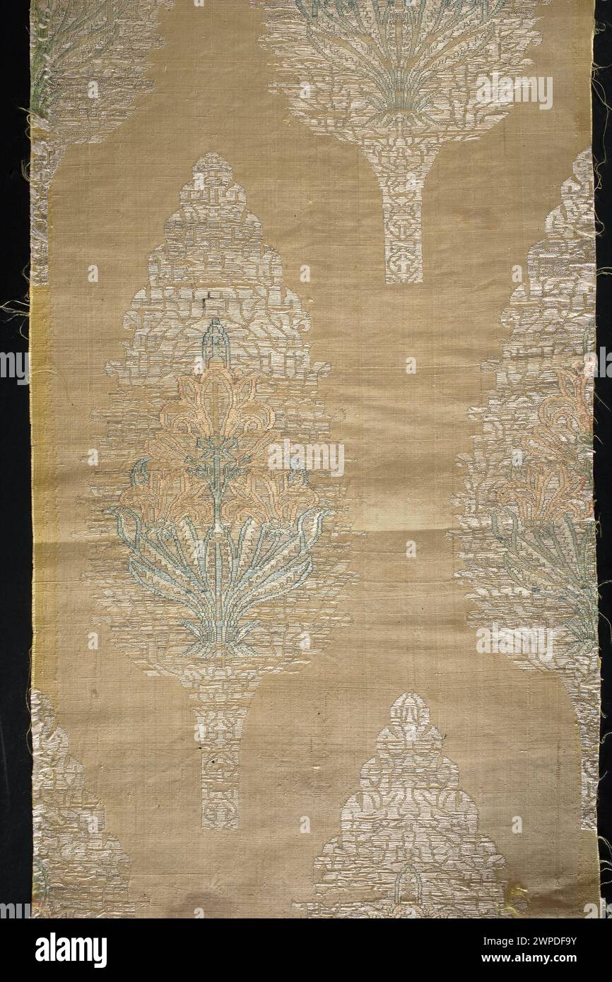 Trois fragments du XVIIIe siècle d'un chasuble, illustrant les techniques textiles et les tissus de l'époque. Banque D'Images