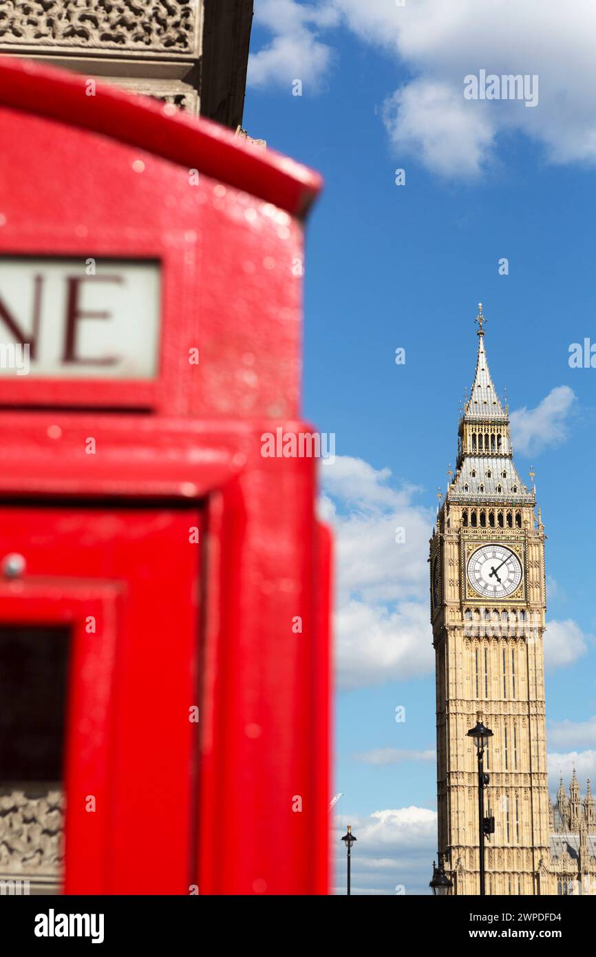 UK, Londres, téléphone rouge fort et Big Ben tour de l'horloge de la place du Parlement. Banque D'Images