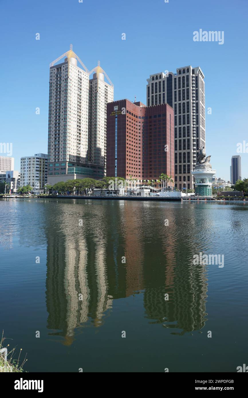 Réflexion des bâtiments dans Love River à Kaohsiung, Taiwan Banque D'Images