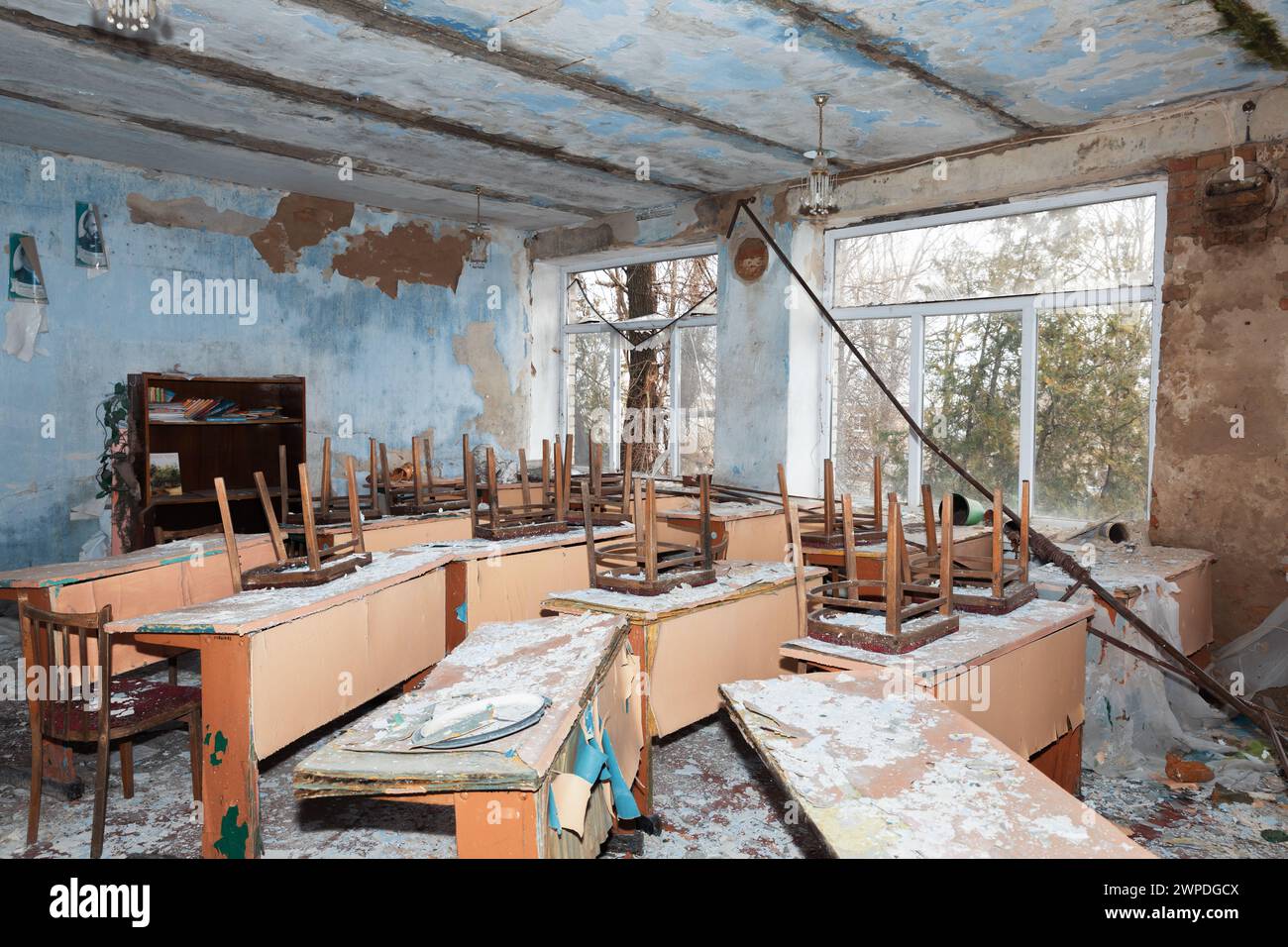 MYKOLAIV Reg, UKRAINE - 01 mars 2024 : guerre en Ukraine. Salle de classe endommagée dans une école détruite par des tirs de roquettes et d'artillerie dans le village de Chervona Dolyna, région de Mykolaiv en Ukraine Banque D'Images