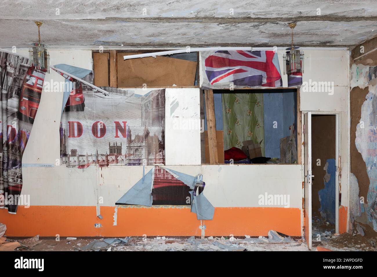 MYKOLAIV Reg, UKRAINE - 01 mars 2024 : guerre en Ukraine. Salle de classe anglaise détruite par des tirs d'artillerie dans une école du village de Chervona Dolyna, dans la région de Mykolaiv Banque D'Images