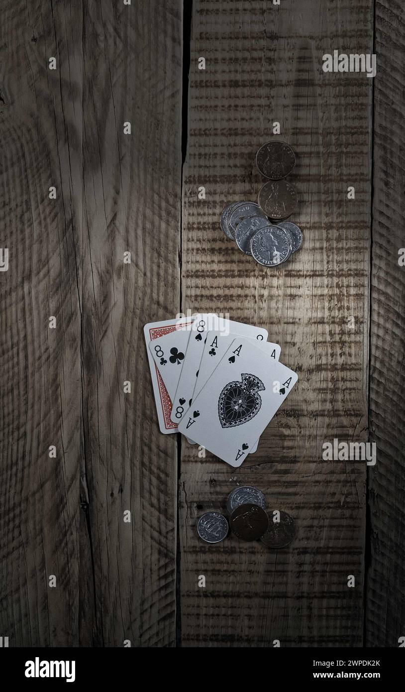 Dead Mans main cartes à jouer as et huit sur fond boisé. Banque D'Images
