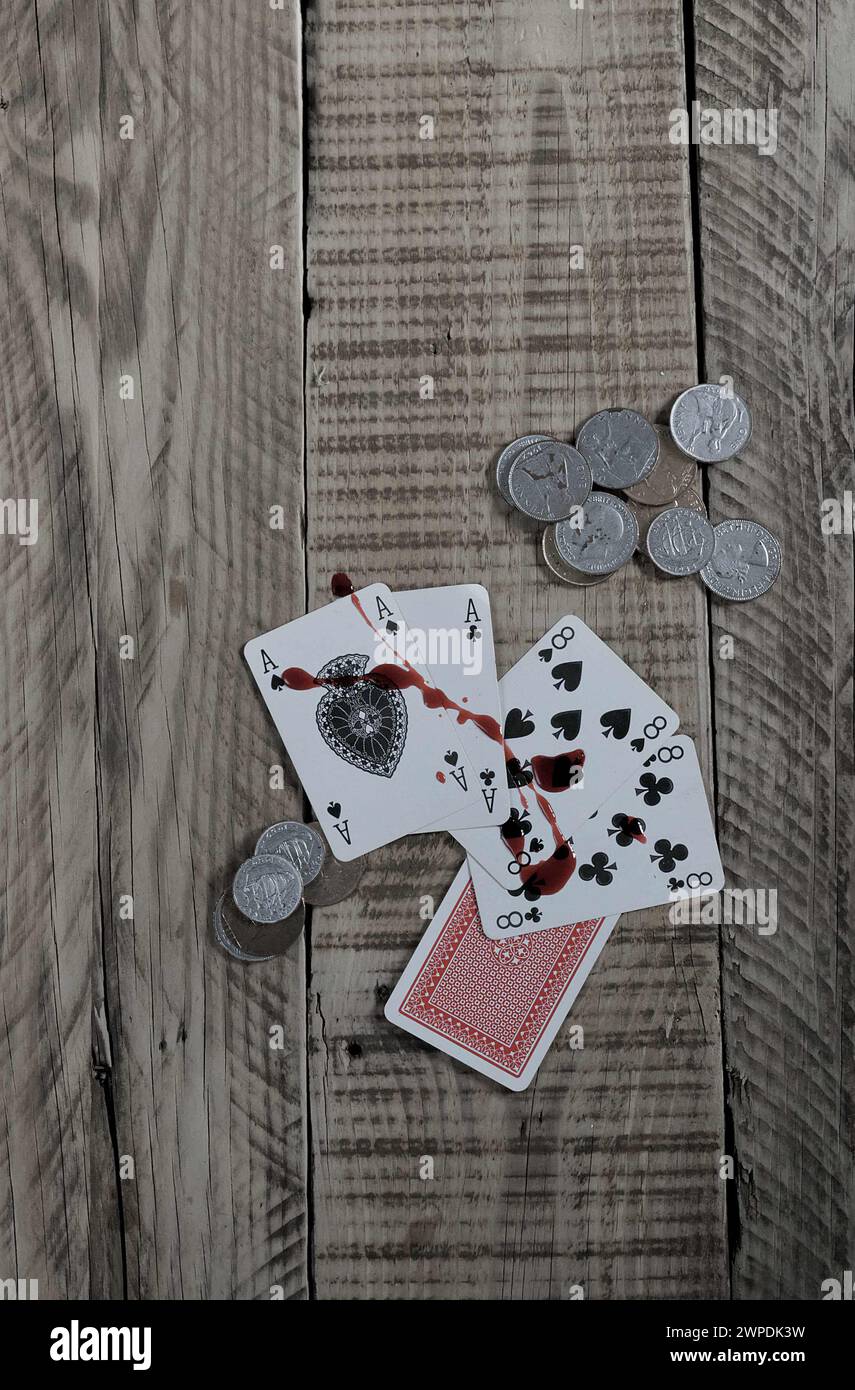Dead Mans main cartes à jouer as et huit sur fond boisé. Avec taches de sang. Banque D'Images