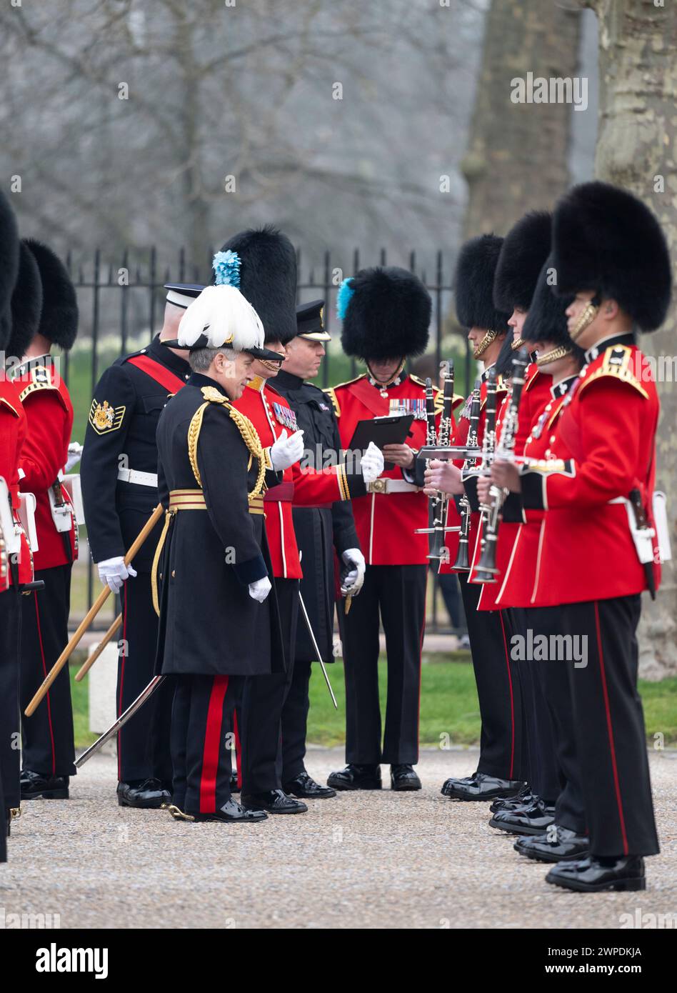 Caserne de Wellington, Londres, Royaume-Uni. 7 mars 2024. L'inspection par le major général des gardes à pied et des bandes pour vérifier que leurs uniformes d'été et le niveau de l'exercice est suffisamment élevé pour la saison cérémonielle à venir a lieu à Wellington Barracks par le major général James Bowder commandant la division de la maison. Crédit : Malcolm Park/Alamy Live News Banque D'Images