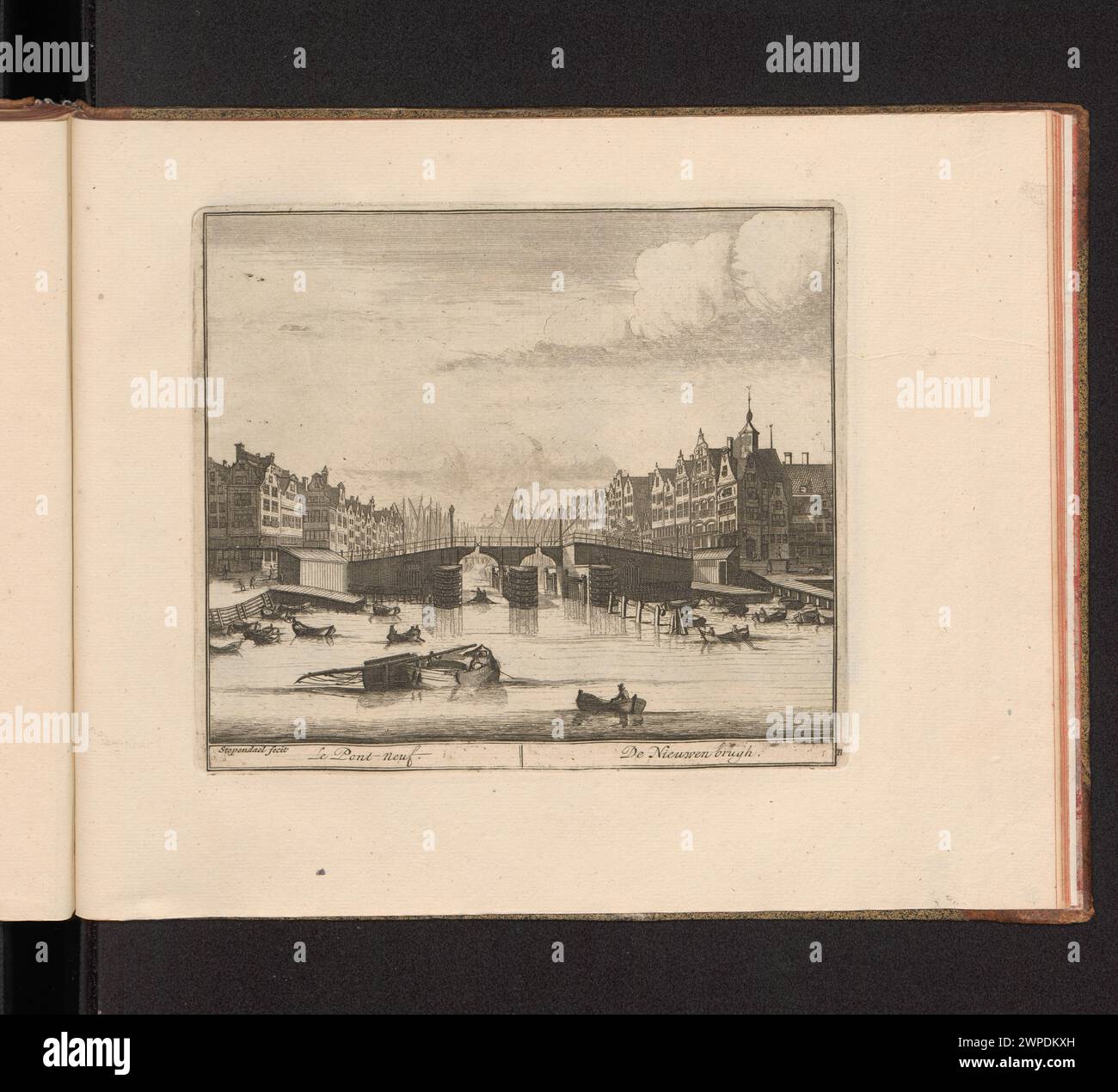 Vue du pont neuf à Amsterdam, vers 1740, par Stopendael et Hendrick de Leth, montrant des bâtiments d'habitation, des navires, des ponts, des bateaux, et personnel urbain dans un album graphique néerlandais. Banque D'Images