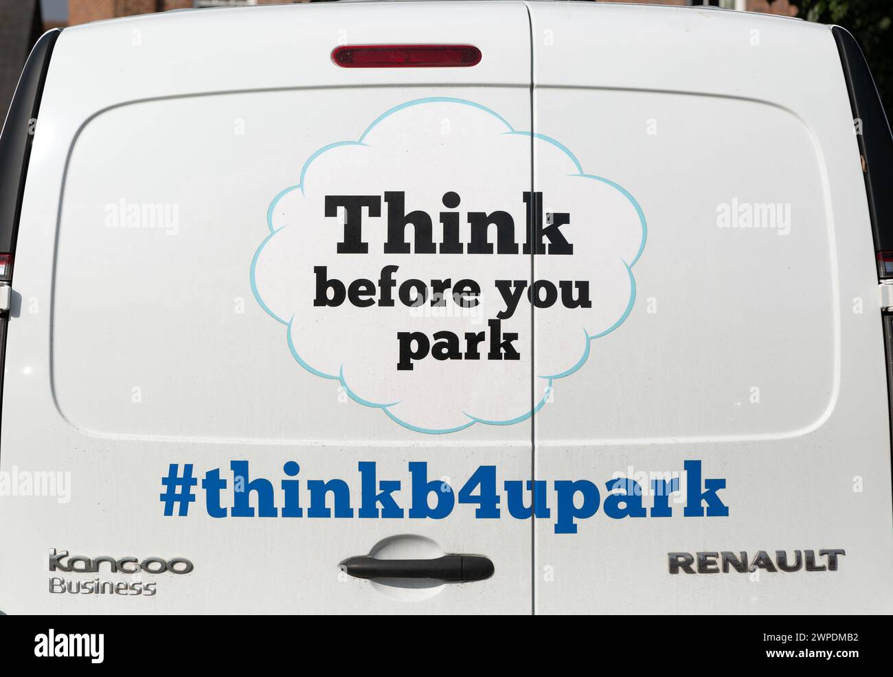 Pensez avant de vous garer panneau à l'arrière de Renault Kangoo van d'affaires, Suffolk, Angleterre, Royaume-Uni Banque D'Images Pensez avant de vous garer panneau à l'arrière de Renault Kangoo van d'affaires, Suffolk, Angleterre, Royaume-Uni Banque D'Images