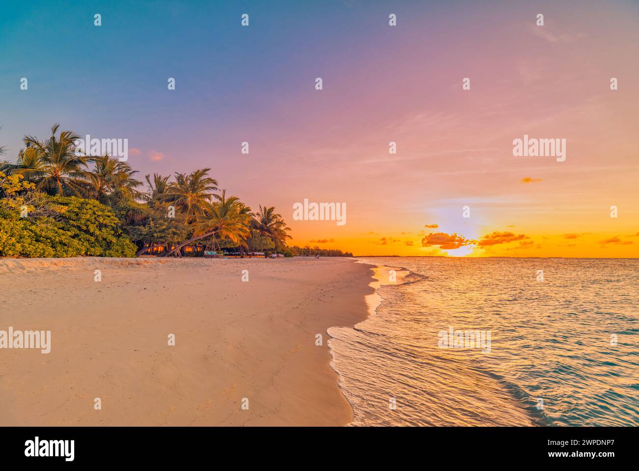 Fantastique vue rapprochée des vagues calmes de l'eau de mer avec le soleil orange du lever du soleil au coucher du soleil. Paysage de plage d'île tropicale, côte exotique de rivage. Vacances estivales Banque D'Images