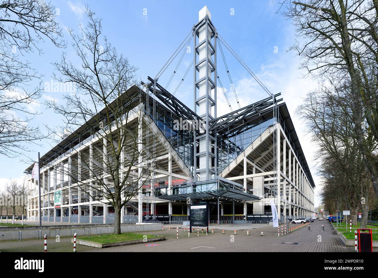 Cologne, Allemagne 06 mars 2024 : vue du côté sud du stade de football RheinEnergieStadion à Cologne Müngersdorf Banque D'Images