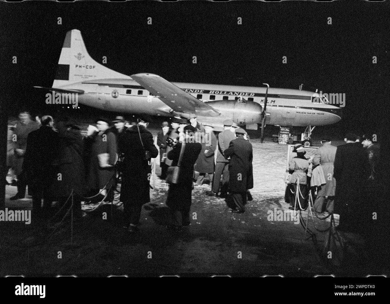 Photographie montrant des avions stationnés sur l'aire de trafic de l'aéroport de Varsovie en 1959, y compris les opérations au sol et l'infrastructure aéroportuaire. Banque D'Images