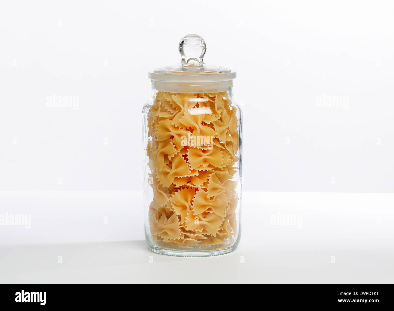 Pot de pâtes Farfalle. Banque D'Images