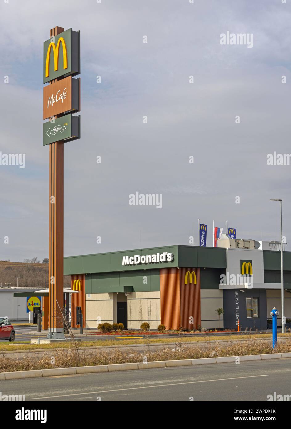Belgrade, Serbie - 10 février 2024 : Tall Totem Sign au Fast Food Restaurant McDonalds avec Mc Drive Ava Shopping Park Highway. Banque D'Images