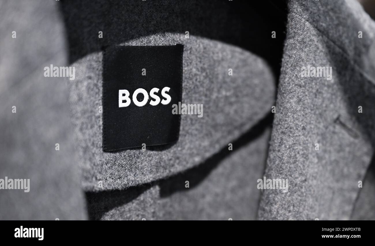 Metzingen, Allemagne. 07 mars 2024. Un logo de la marque de mode Boss du groupe de mode Hugo Boss, pris dans un showroom au siège de Metzingen. Hugo Boss annonce les chiffres d'affaires de l'exercice écoulé lors d'une conférence de presse. Crédit : Bernd Weißbrod/dpa/Alamy Live News Banque D'Images