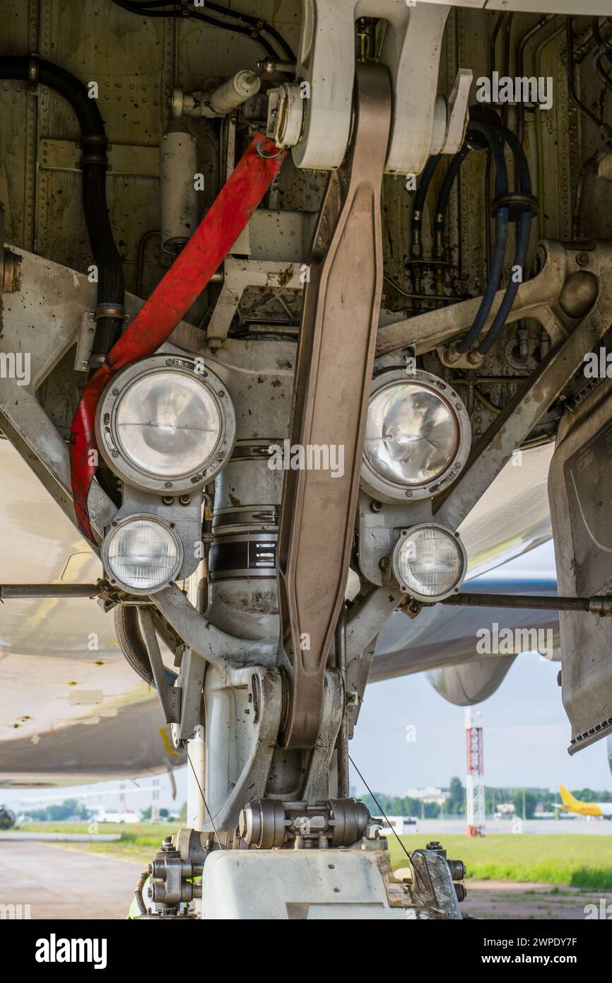 Le train d'atterrissage avant de l'aéronef. Détail avion. Roue plane. Banque D'Images