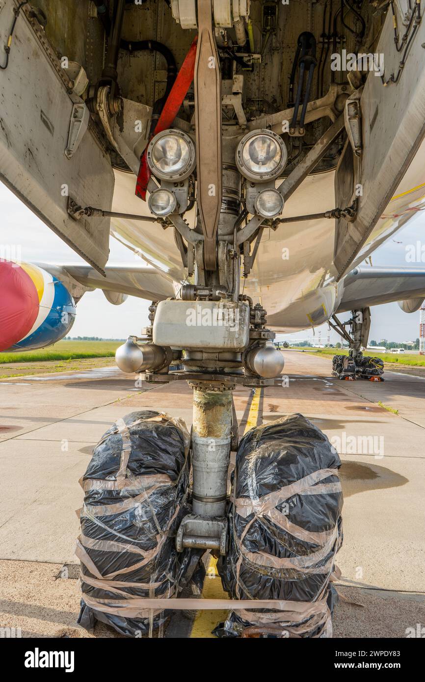 Le train d'atterrissage avant de l'aéronef. Détail avion. Roue plane. Banque D'Images