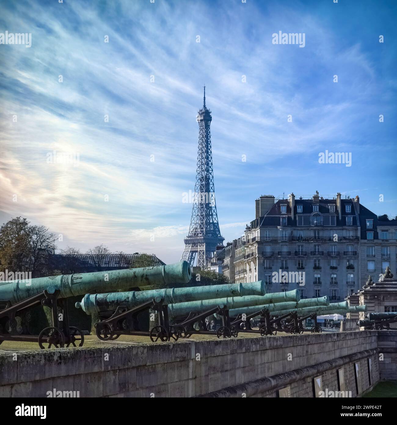 Paris, l'esplanade des Invalides, avec canons, et la Tour Eiffel en arrière-plan, lieu touristique Banque D'Images