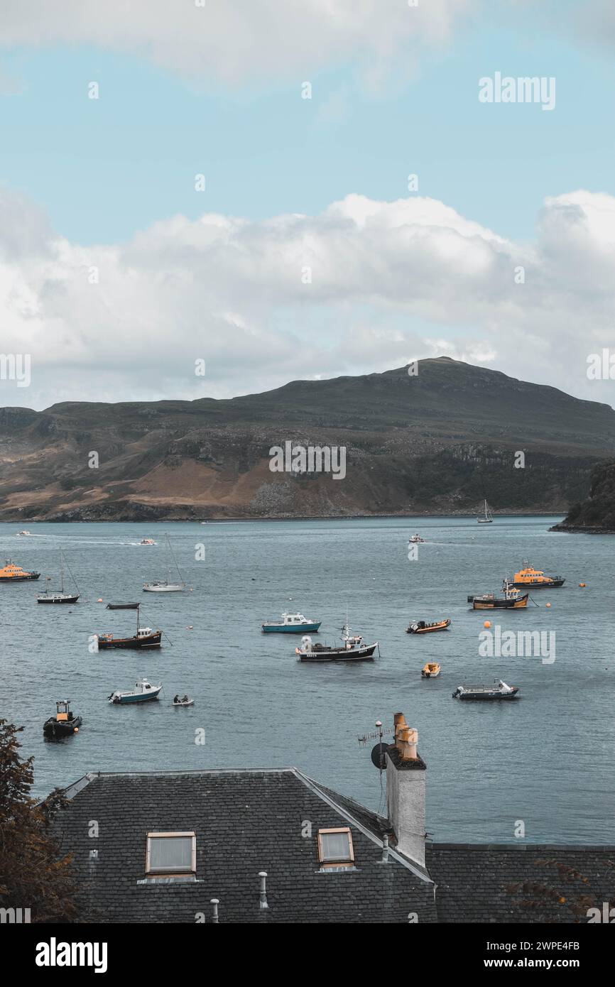 Concentration de bateaux au large de la côte de Portree. Banque D'Images