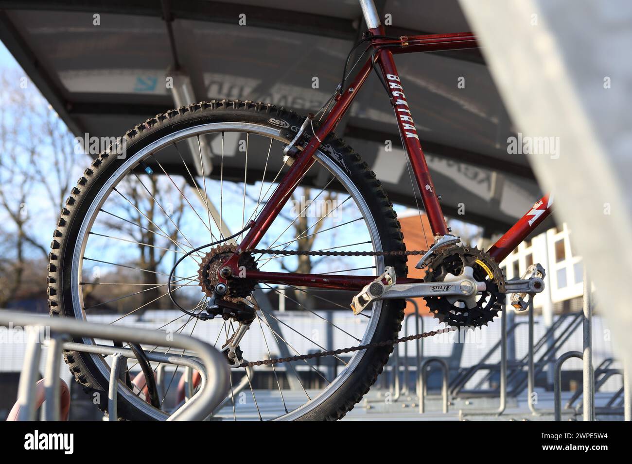 Roue de vélo arrière avec des équipements de stationnement de vélos à Farnborough gare principale avec porte-vélos, Farnborough, Hampshire, Royaume-Uni Banque D'Images