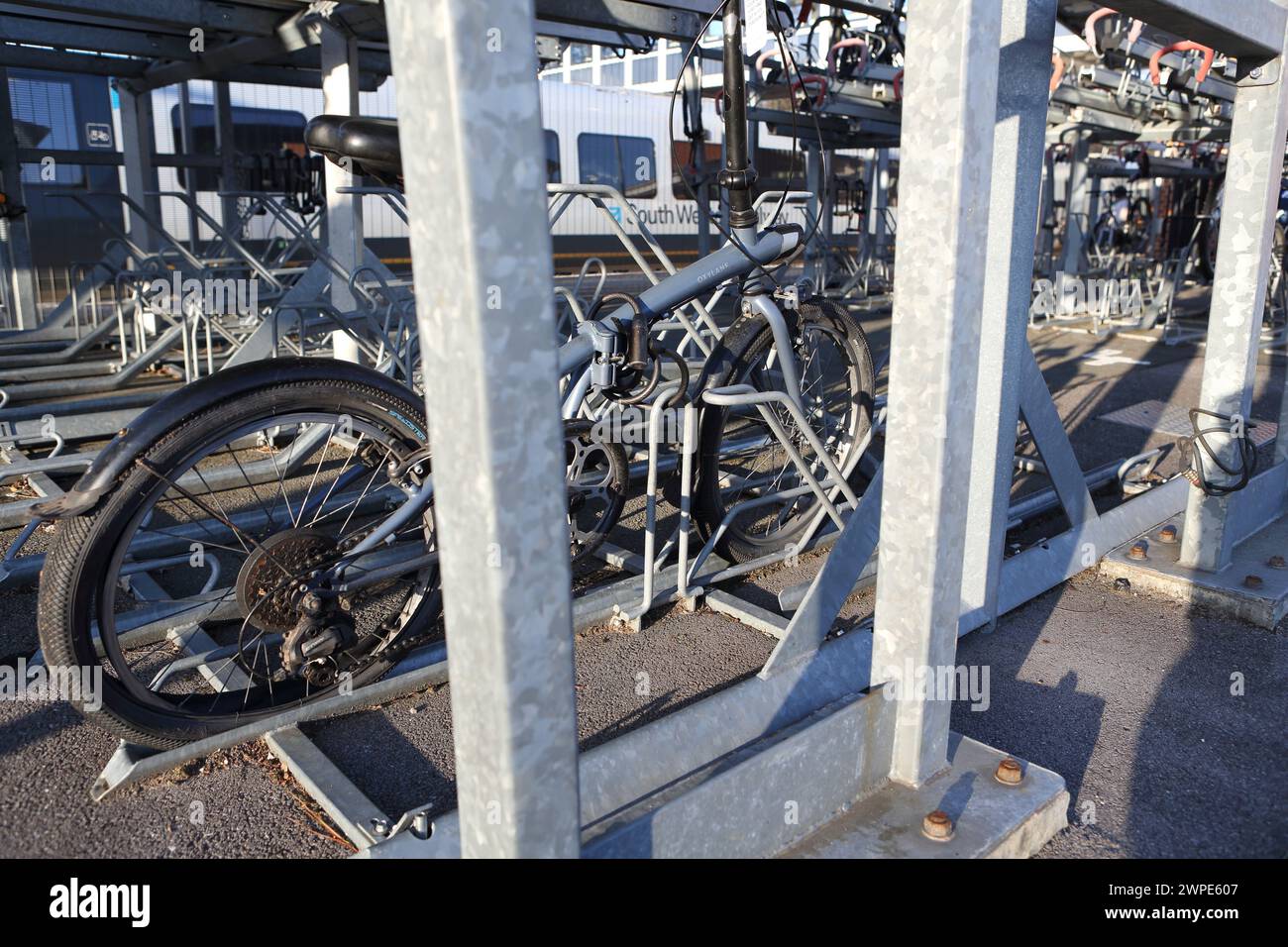 Parking à vélos à la gare ferroviaire principale de Farnborough avec porte-vélos, Farnborough, Hampshire, Royaume-Uni Banque D'Images