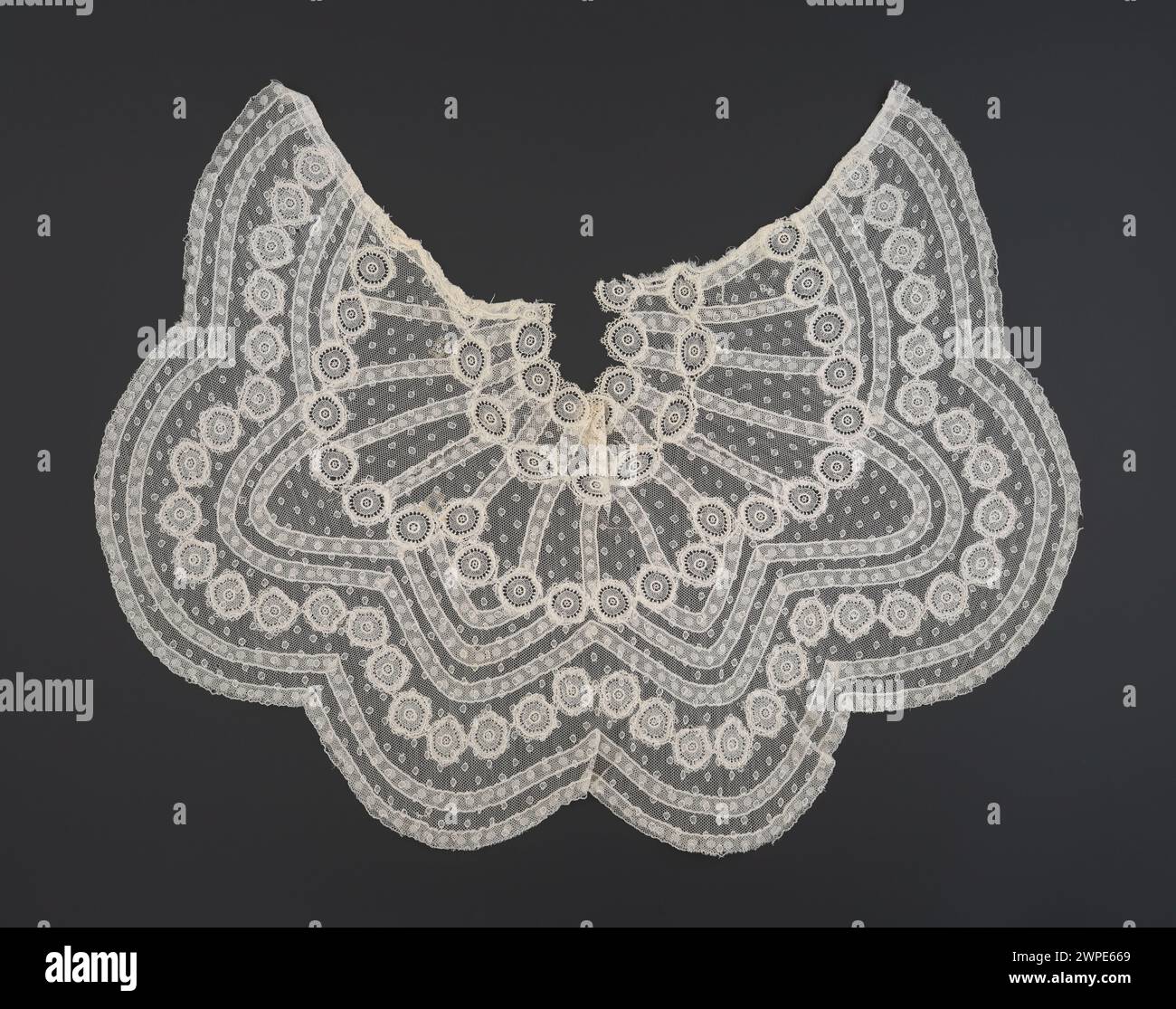 Accessoire de cou d'environ 1870-1890, reflétant les tendances de la mode et du design de la fin du XIXe siècle dans les vêtements. Banque D'Images