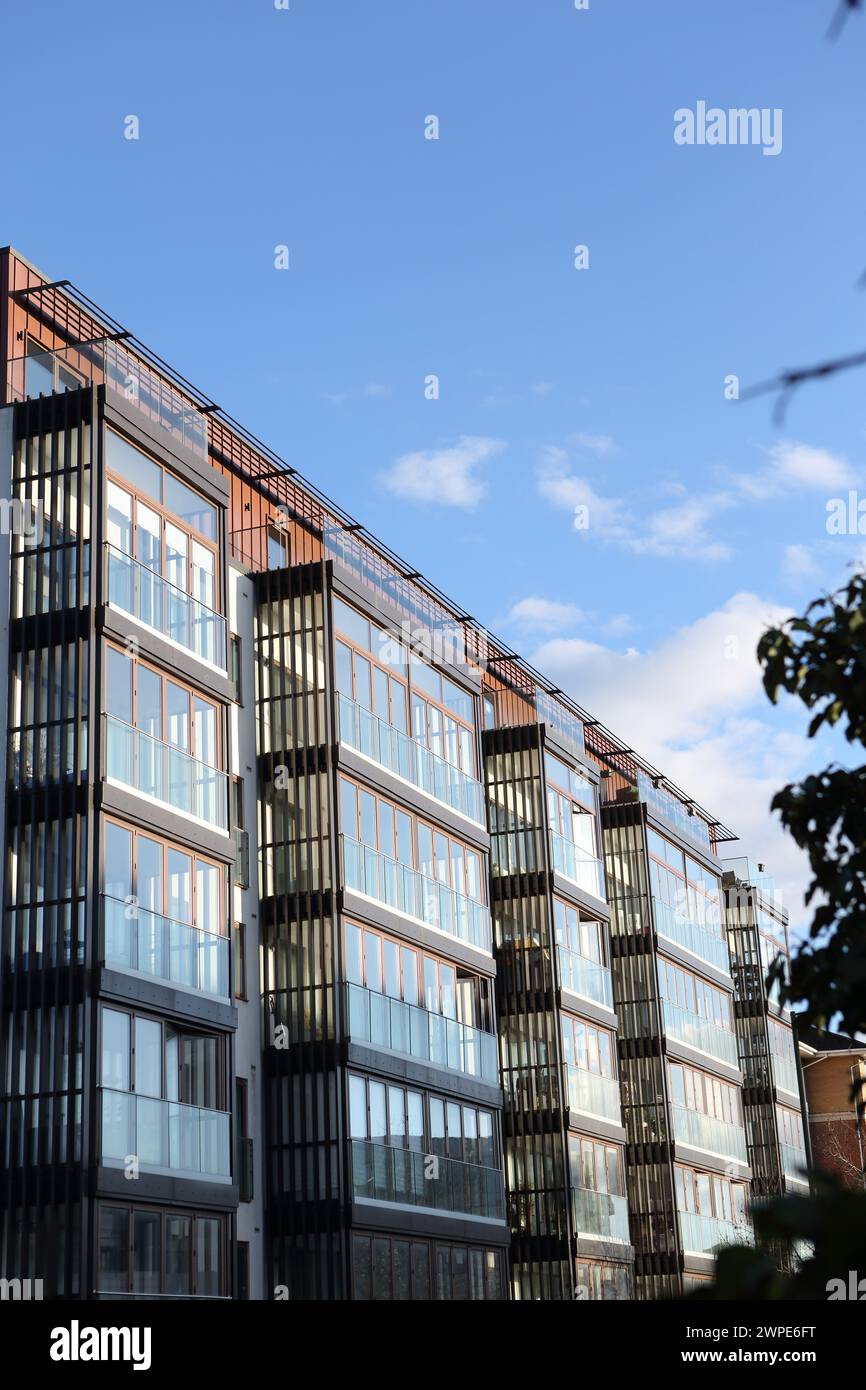 Appartements modernes à façade en verre appartements à Farnborough, Hampshire, Royaume-Uni Banque D'Images