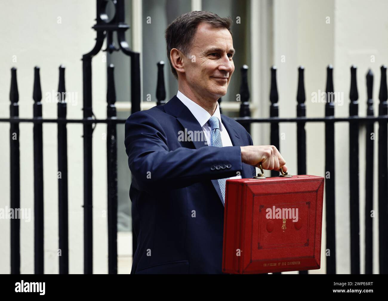Angleterre, Londres, Westminster, Jeremy Hunt, chancelier conservateur de l'Échiquier, tenant la boîte d'expédition rouge sur Downing Street pendant le jour du budget 2024. Banque D'Images