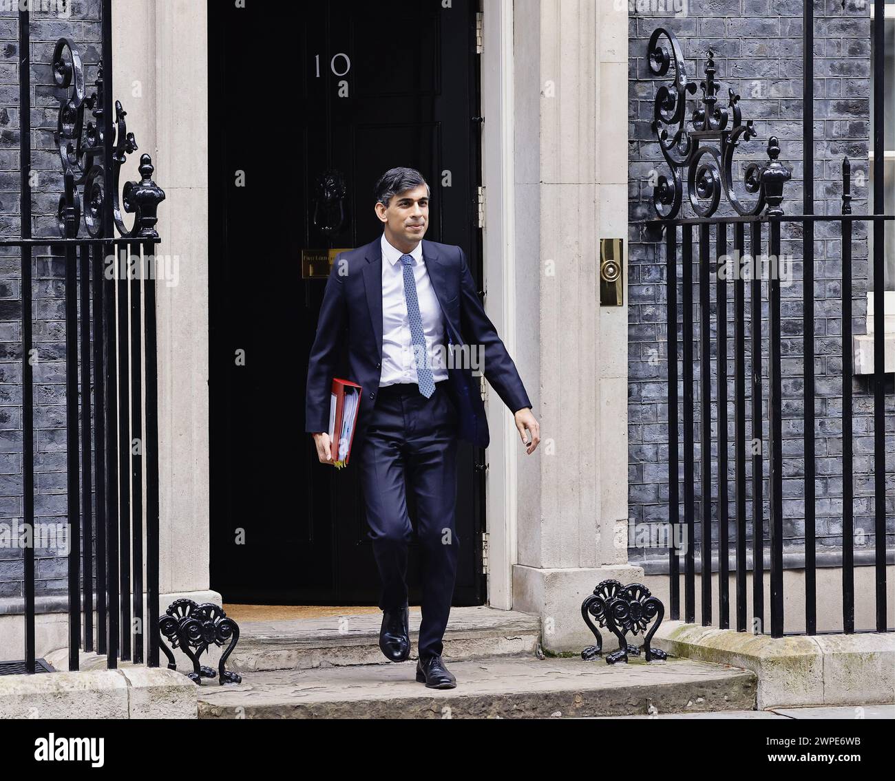 Angleterre, Londres, Westminster, Downing Street, 6 mars 2024, le jour du budget, le premier ministre conservateur Rishi Sunak, part pour la Chambre des communes. Banque D'Images