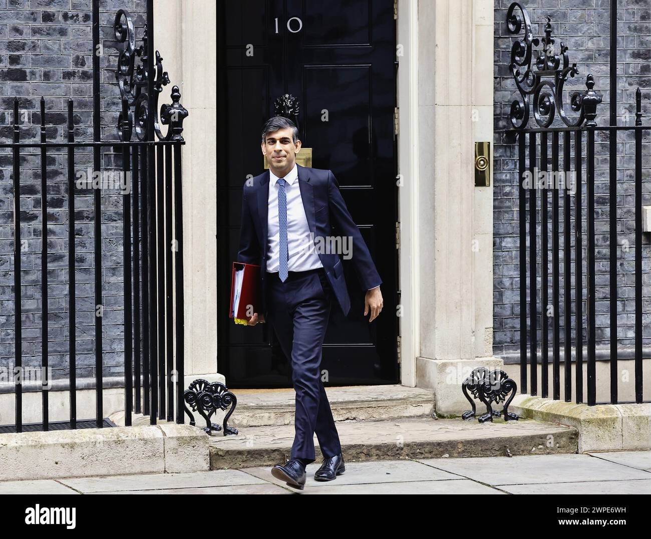 Angleterre, Londres, Westminster, Downing Street, 6 mars 2024, le jour du budget, le premier ministre conservateur Rishi Sunak, part pour la Chambre des communes. Banque D'Images