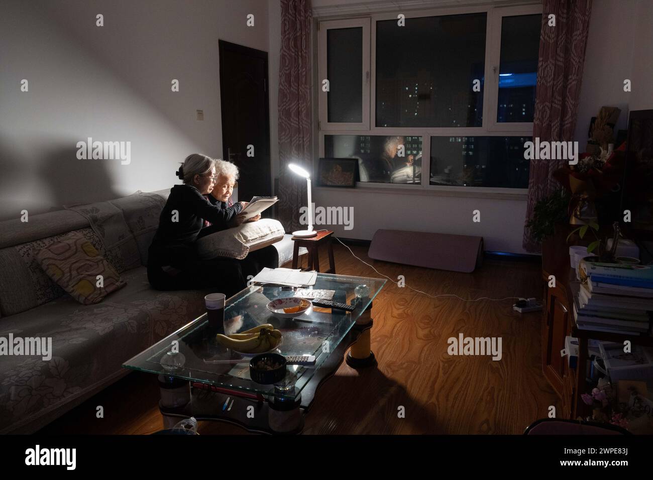 (240307) -- HARBIN, 7 mars 2024 (Xinhua) -- Jiang Shumei (à droite) vérifie une traite avec sa fille Zhang en train de souffrir chez elle dans le district de Beilin de la ville de Suihua, province du Heilongjiang, au nord-est de la Chine, le 5 mars 2024. Jiang Shumei, 87 ans, une grand-mère analphabète qui a appris à lire à l’âge de 60 ans, a peint plus de 300 peintures et publié 6 livres, réalisant une transformation étonnante dans ses années crépusculaires. Né dans le comté de Juye de la province chinoise du Shandong en 1937, Jiang vit actuellement dans la ville de Suihua de la province chinoise du Heilongjiang. En 1996, le mari de Jiang meurt dans un accident de la route. Afin de ré Banque D'Images