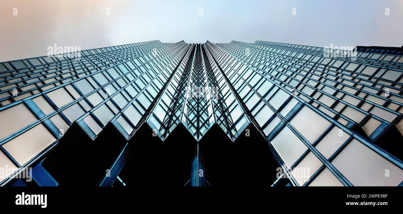 Vue de dessous du gratte-ciel bleu dans le quartier des affaires. Levant les yeux face à un ciel coloré Banque D'Images