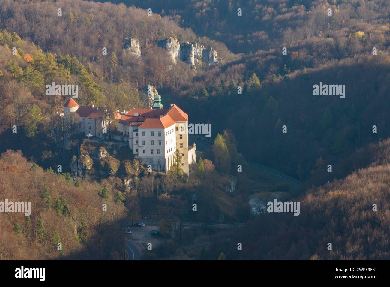 Château historique Pieskowa Skala près de Cracovie en Pologne. Vue aérienne en été. Vue aérienne par drone du château de Pieskowa Skala, parc national d'ojcow, Pologne. Banque D'Images