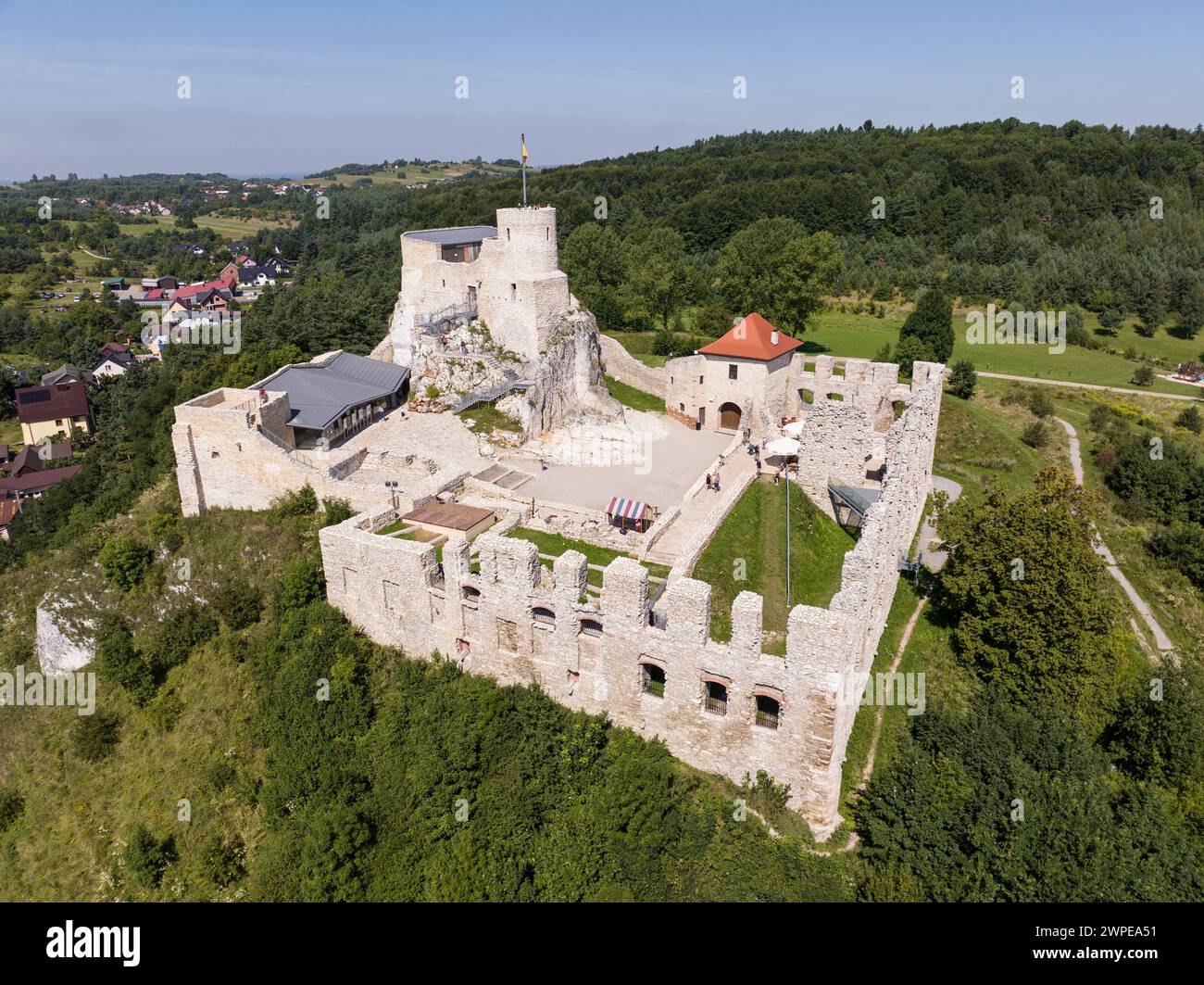 Rabsztyn, Pologne. Ruines du château royal médiéval sur le rocher dans le Jurassic Highland polonais. Rabsztyn vue aérienne en été. . Ruines de la Ra royale médiévale Banque D'Images