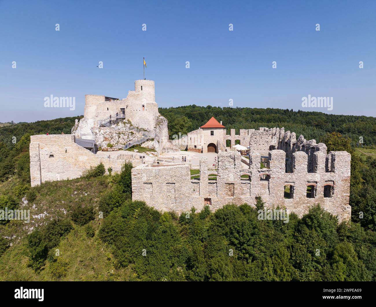 Rabsztyn, Pologne. Ruines du château royal médiéval sur le rocher dans le Jurassic Highland polonais. Rabsztyn vue aérienne en été. . Ruines de la Ra royale médiévale Banque D'Images