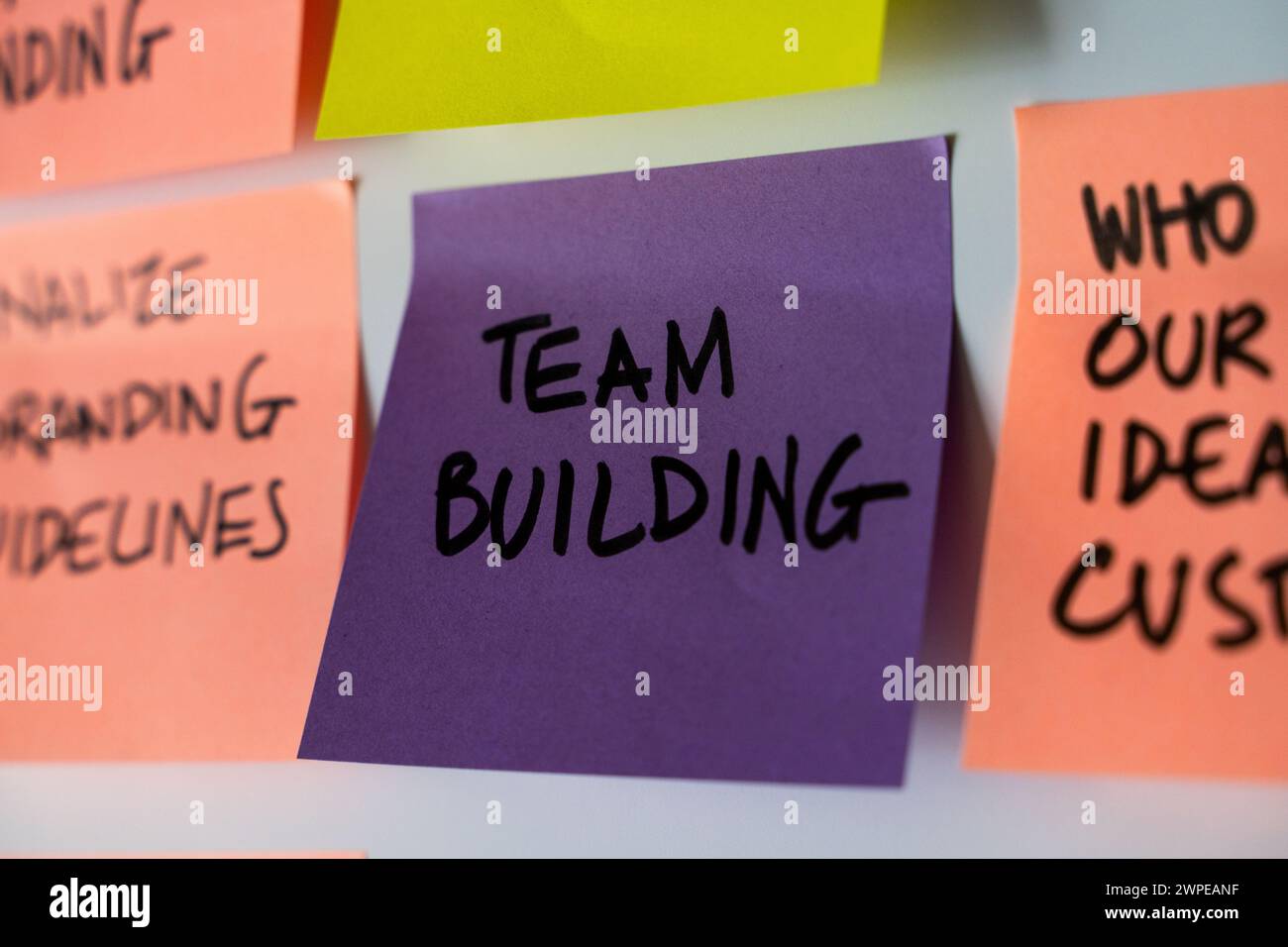 Gros plan d'un post-it de « TEAM BUILDING » - accent mis sur la synergie en milieu de travail et le développement du personnel - Un repère visuel pour les stratégies de formation de l'entreprise Banque D'Images