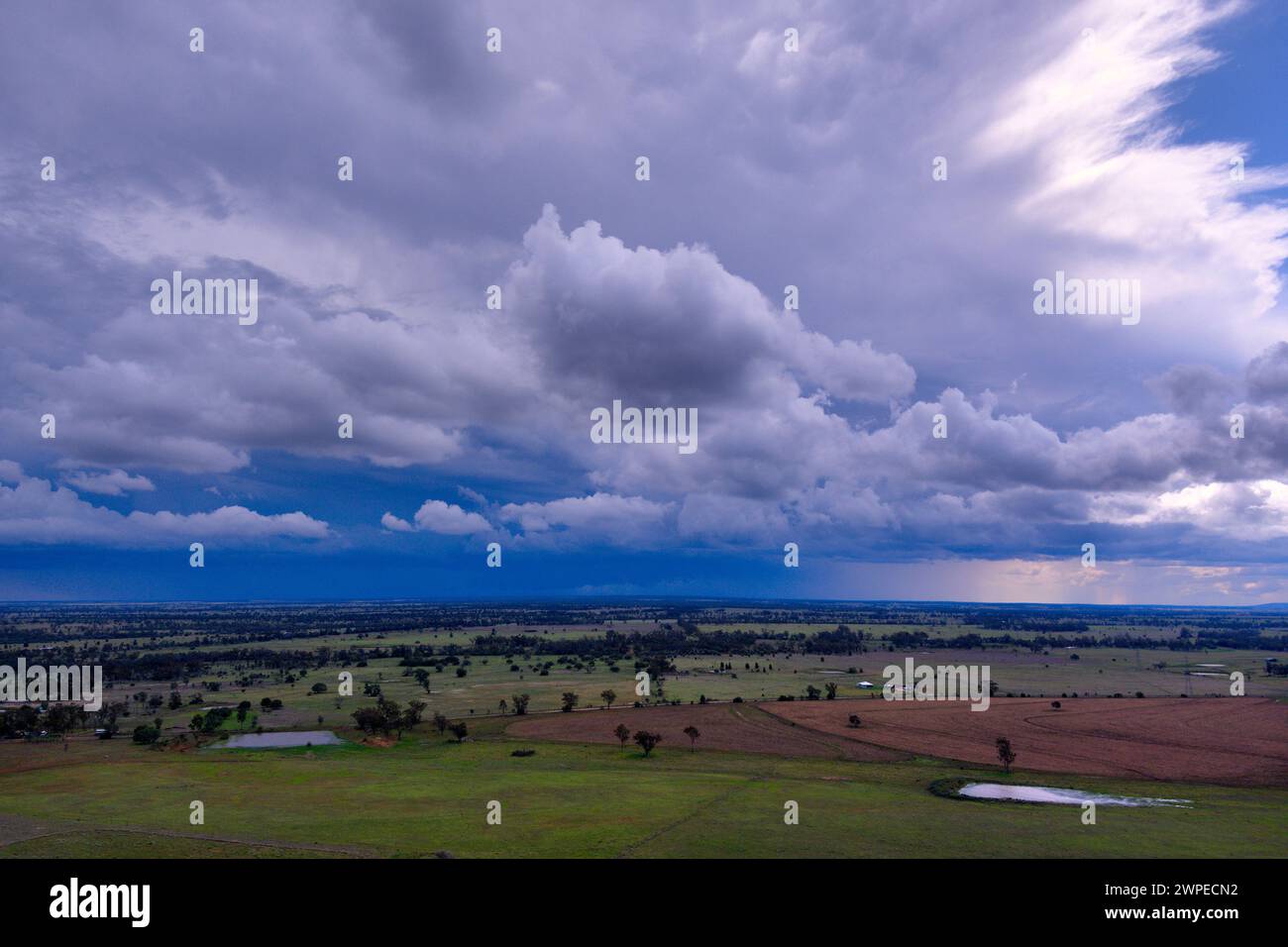 Aérien de nuages orageux au-dessus du petit village de Wallumbilla, une localité rurale de la région de Maranoa, Queensland, Australie Banque D'Images