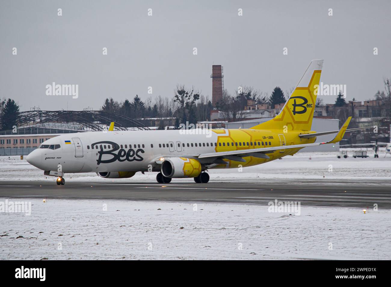 La compagnie aérienne ukrainienne Bees Boeing 737-800 au volant pour le décollage à l'aéroport de Lviv Banque D'Images