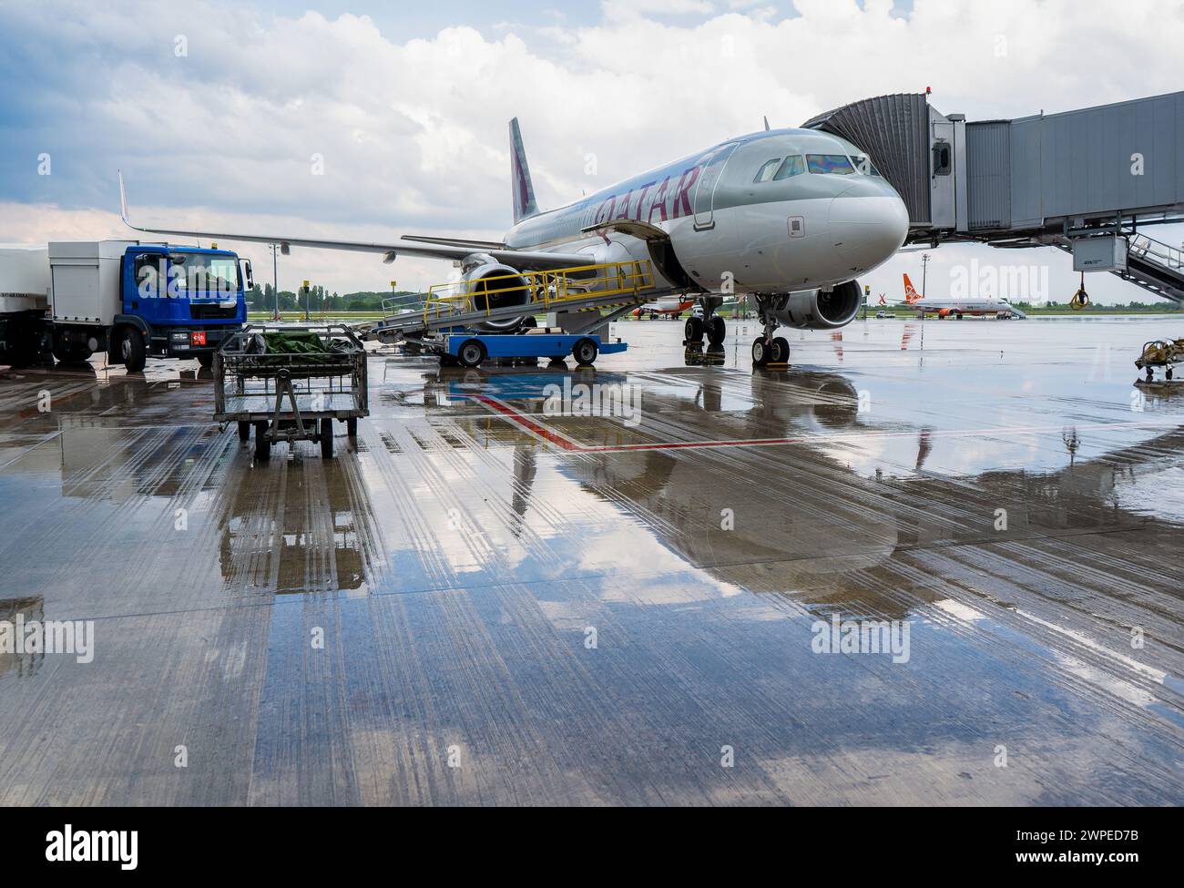 Temps pluvieux. Embarquement des passagers, chargement des bagages. Avion de Qatar Airlines sur la piste de l'aéroport. Airbus A320-232, avion - A7-AHR. Ukraine, Kiev, - 28 mai 2021 Banque D'Images