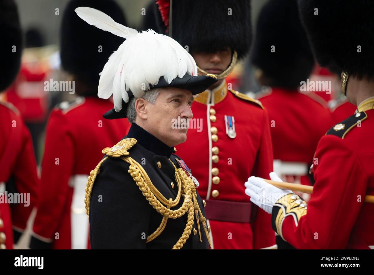 Caserne de Wellington, Londres, Royaume-Uni. 7 mars 2024. L'inspection par le major général des gardes à pied et des bandes pour vérifier que leurs uniformes d'été et le niveau de l'exercice est suffisamment élevé pour la saison cérémonielle à venir a lieu à Wellington Barracks par le major général James Bowder (en chapeau bicorne panache blanc) commandant la division de la maison. Crédit : Malcolm Park/Alamy Live News Banque D'Images